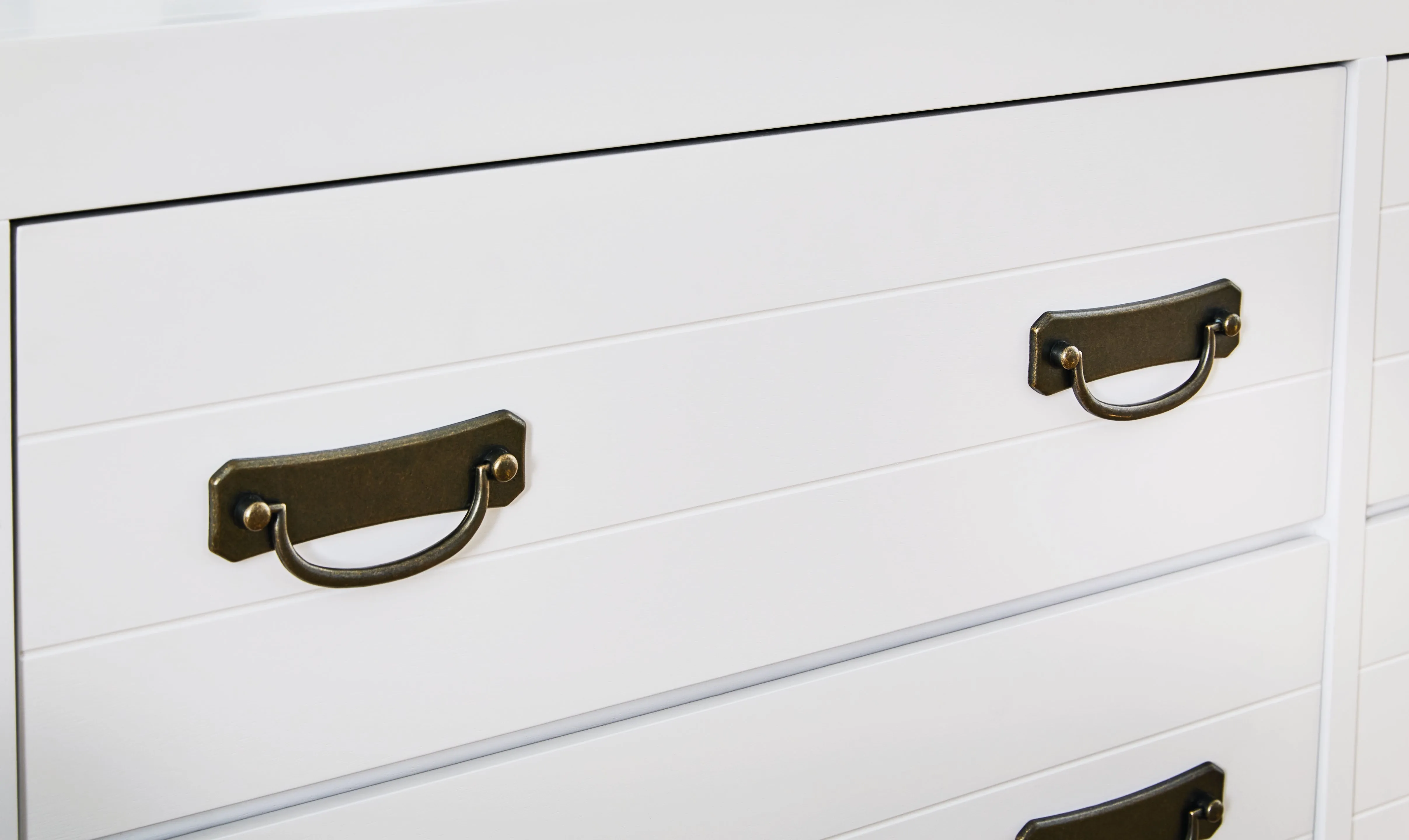 Binterglen Twin Panel Bed with Mirrored Dresser, Chest and Nightstand in White