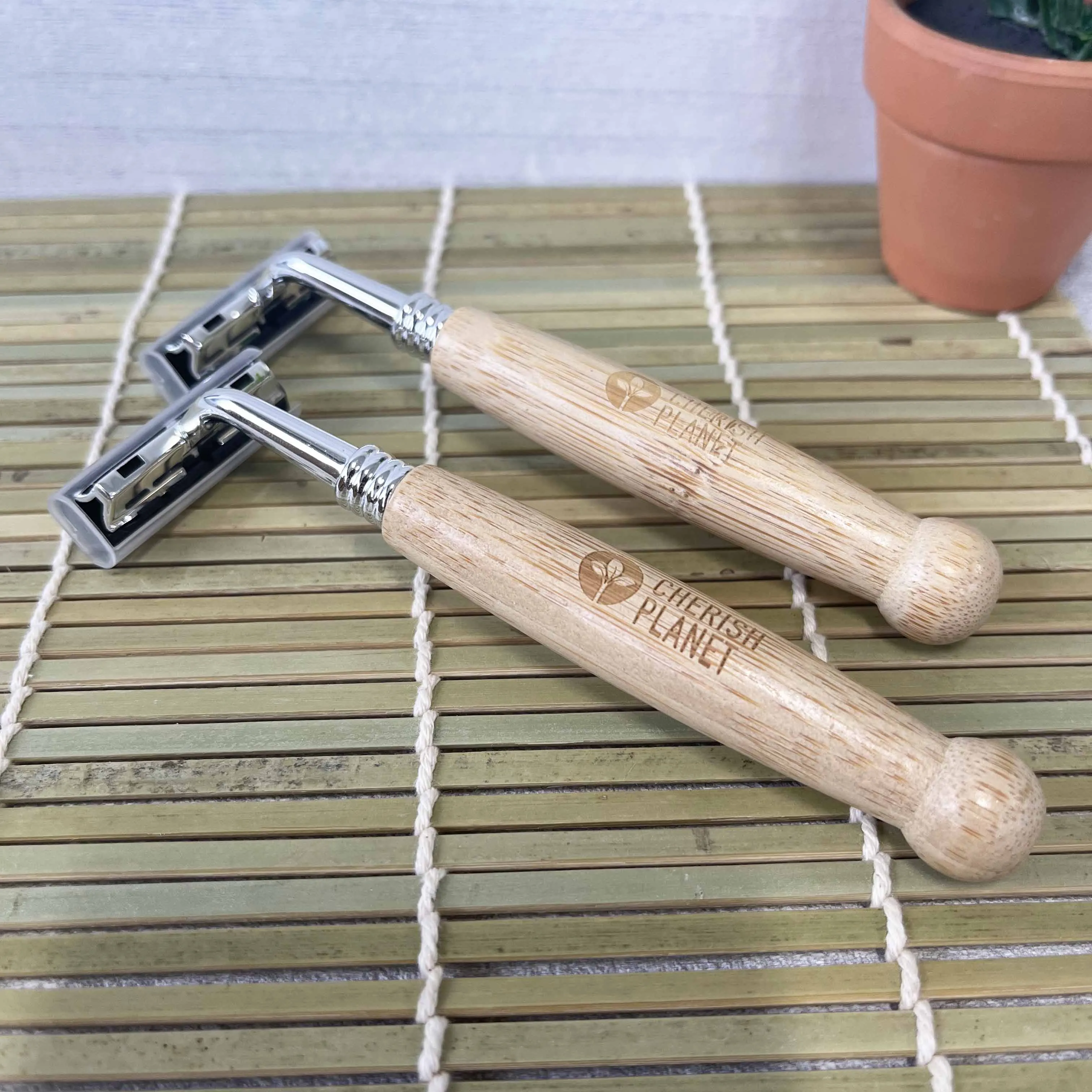 Natural Bamboo Razor with Replaceable Blades